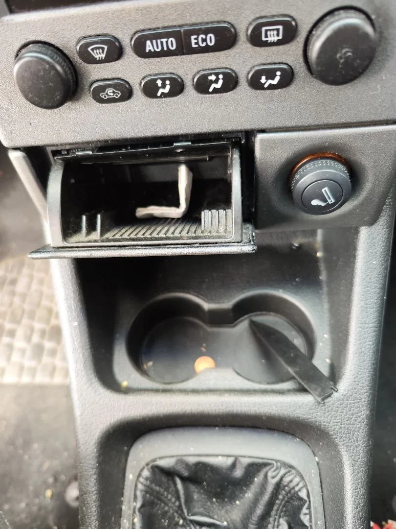 Foto de CENICERO OPEL ZAFIRA A 2.0 DTI (101 CV / 74 KW)