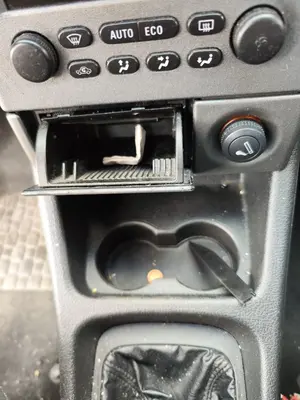Foto de CENICERO OPEL ZAFIRA A 2.0 DTI (101 CV / 74 KW)