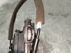 Foto de CERRADURA PUERTA TRASERA DERECHA NISSAN MICRA (K14) 1.0 12V CAT (71 CV / 52 KW) referencia 825015FA0A foto 3