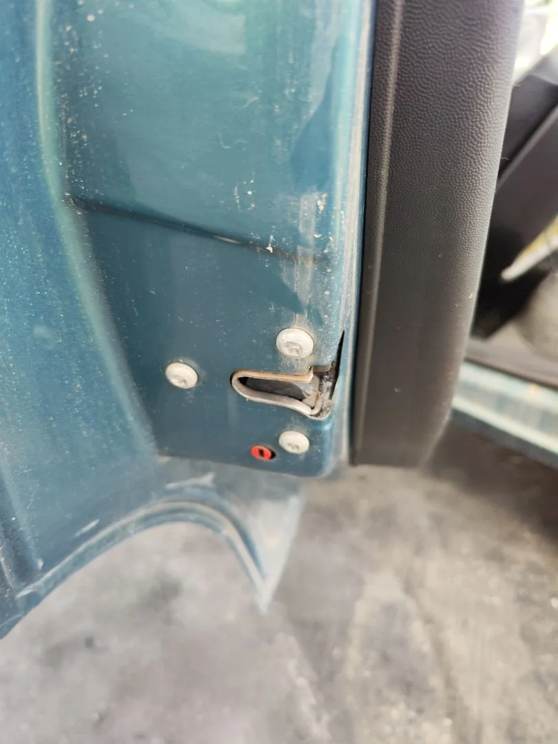 Foto de CERRADURA PUERTA TRASERA IZQUIERDA OPEL CORSA C 1.2 16V CAT (Z 12 XE / LW4) (75 CV / 55 KW) referencia 13154794