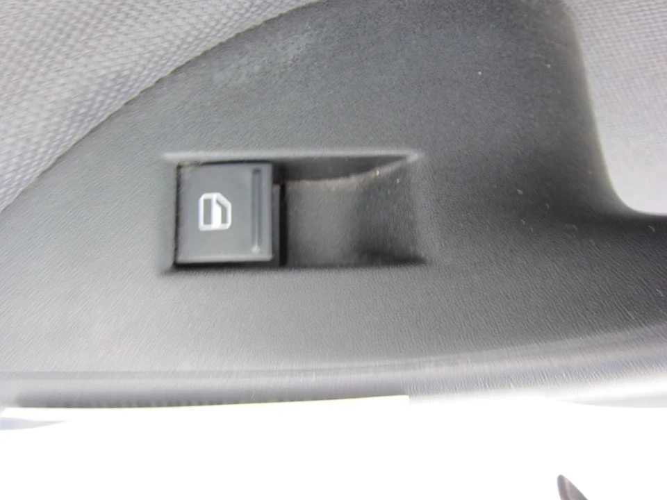 Foto de MANDO ELEVALUNAS TRASERO IZQUIERDO SEAT ALTEA XL (5P5) 1.9 TDI (105 CV / 77 KW)