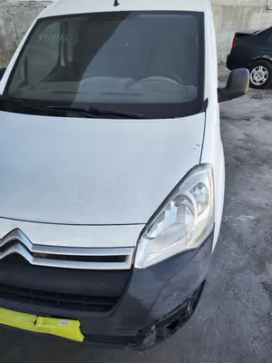 Foto de CAPO CITROEN BERLINGO FURGÓN 1.6 Blue-HDI FAP (99 CV / 73 KW) foto 3