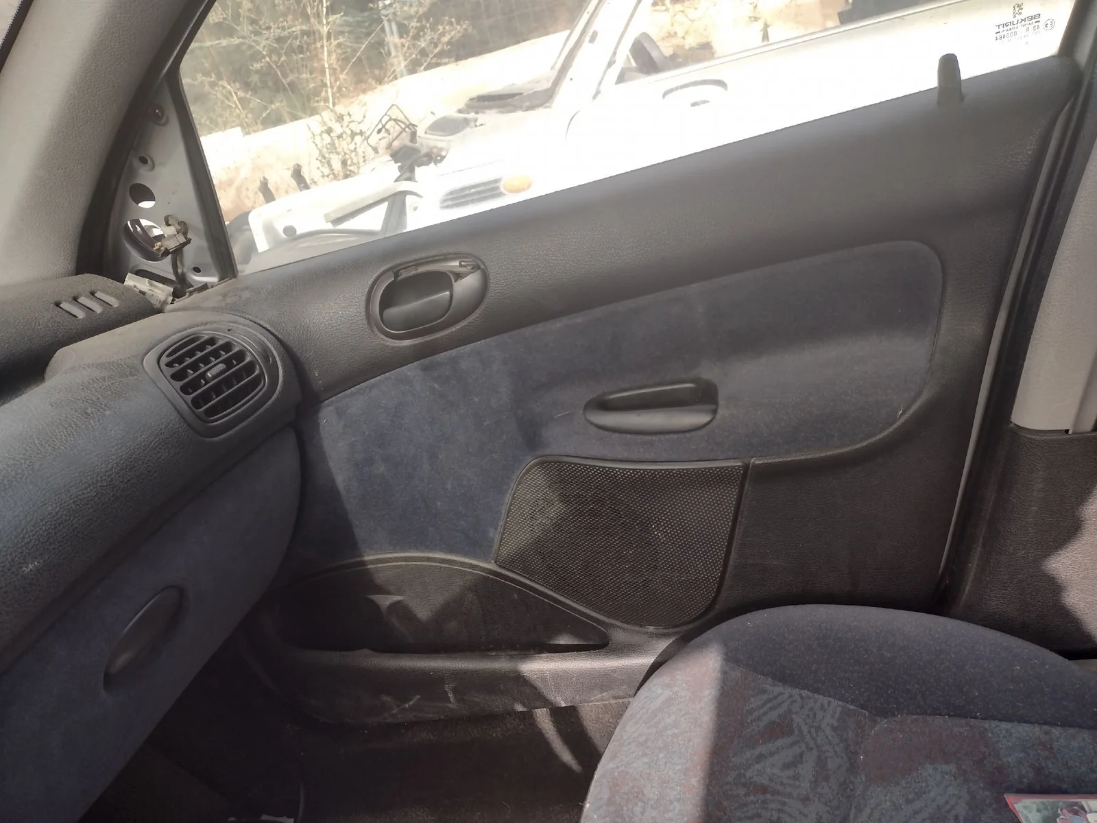 Foto de GUARNECIDO PUERTA DELANTERA DERECHA PEUGEOT 206 1.9 Diesel (69 CV / 51 KW)