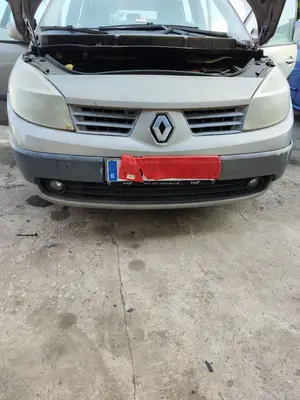 Foto de PARAGOLPES DELANTERO RENAULT SCENIC II (JM) 1.9 dCi Diesel (120 CV / 88 KW)