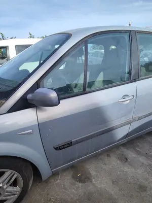 Foto de PUERTA DELANTERA IZQUIERDA RENAULT SCENIC II (JM) 1.9 dCi Diesel (120 CV / 88 KW) referencia 801015506R