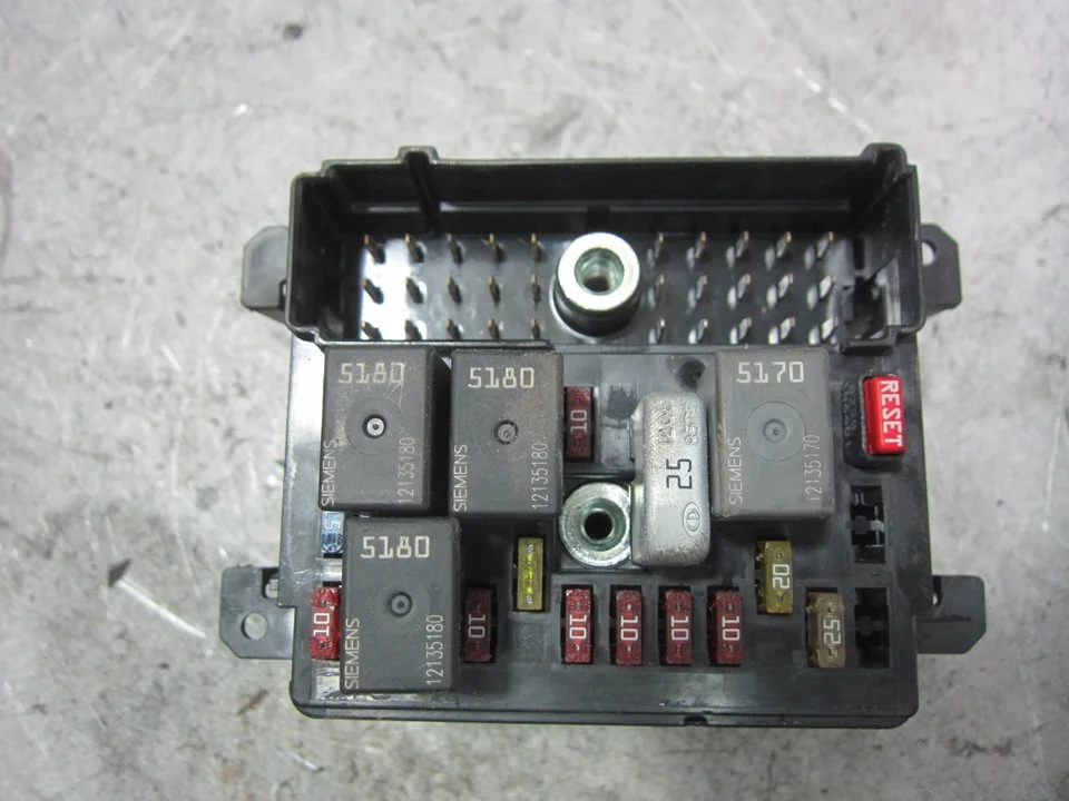 Foto de CAJA RELES / FUSIBLES CHEVROLET ALERO 2.4 CAT (141 CV / 104 KW) referencia 15374566