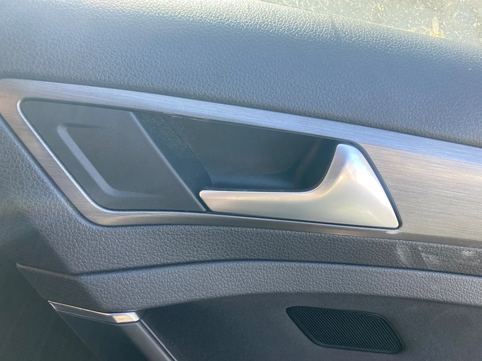 Foto de MANETA INTERIOR TRASERA DERECHA VOLKSWAGEN GOLF VII (5G1/BE1) 1.4 16V TSI (122 CV / 90 KW) referencia 5G0839114  UBN