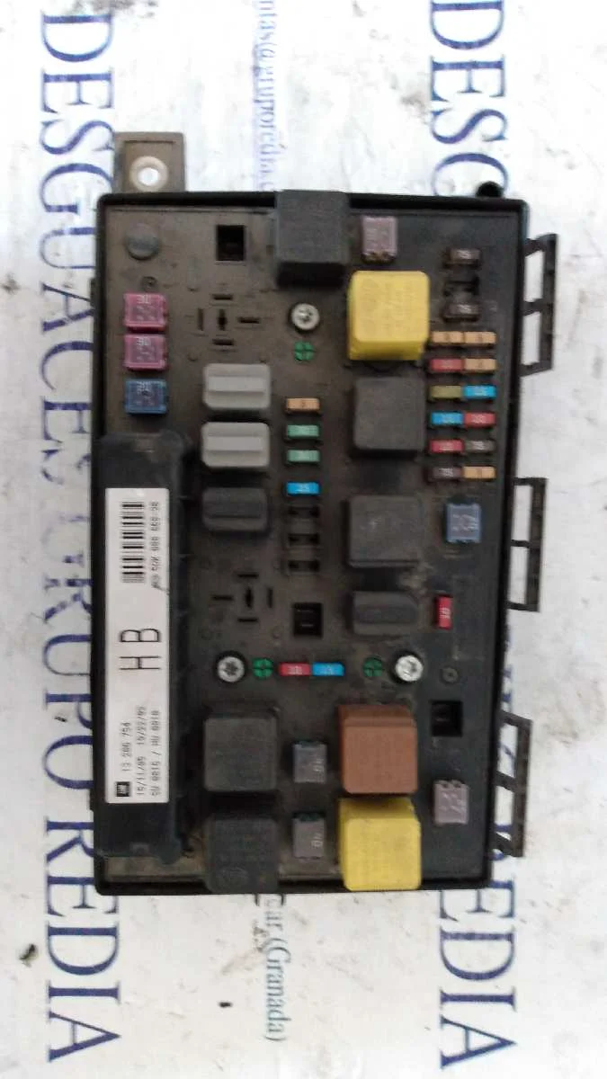 Foto de CAJA RELES / FUSIBLES OPEL ASTRA H GTC 1.9 16V CDTI CAT (Z 19 DTH / LRD) (150 CV / 110 KW) referencia 13206754