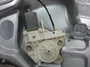 Foto de ELEVALUNAS DELANTERO DERECHO FORD FOCUS BERLINA (CB4) 1.6 16V CAT (101 CV / 74 KW) referencia 984705204 foto 4