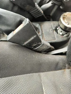 Foto de ENGANCHE CINTURON DELANTERO IZQUIERDO OPEL CORSA C 1.2 16V CAT (Z 12 XEP / LB4) (80 CV / 59 KW)