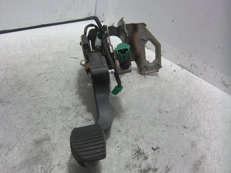 Foto de PEDAL EMBRAGUE CITROEN C4 CACTUS 1.2 12V VTi (82 CV / 60 KW) referencia 9653940880
