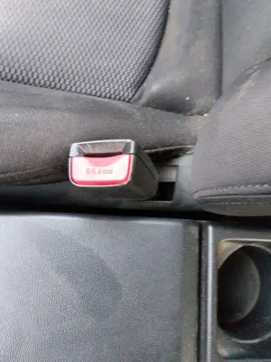 Foto de ENGANCHE CINTURON DELANTERO DERECHO MAZDA 5 BERLINA (CR)