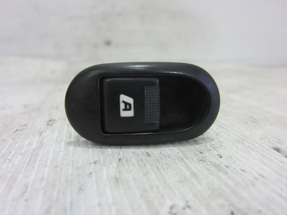 Foto de MANDO ELEVALUNAS DELANTERO DERECHO CITROEN C2 1.4 (73 CV / 54 KW) referencia 96401469XT
