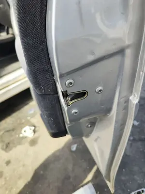 Foto de CERRADURA PUERTA DELANTERA DERECHA OPEL VECTRA B BERLINA 2.0 DTI (101 CV / 74 KW) referencia 24414113