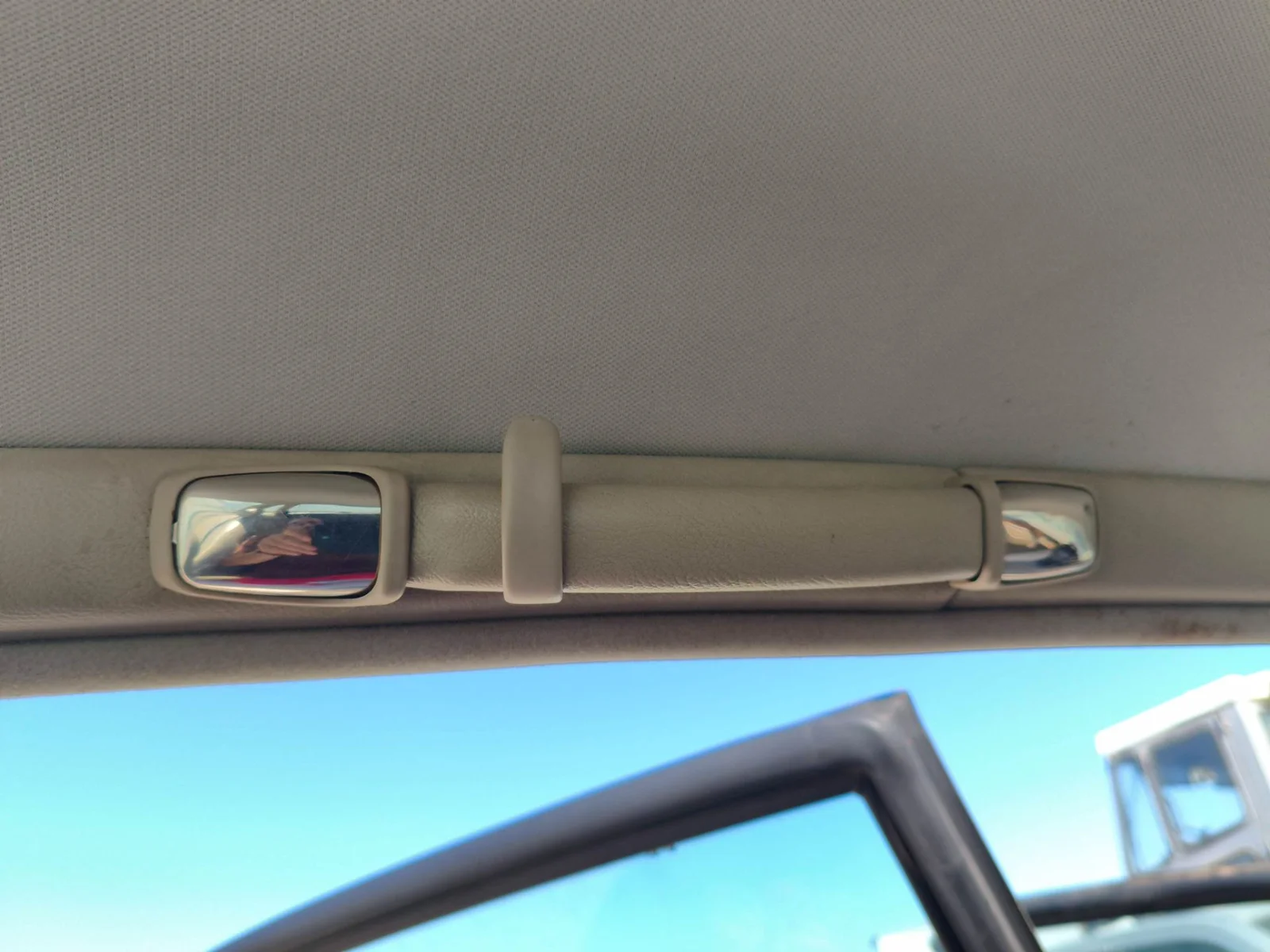 Foto de ASIDERO TECHO TRASERO IZQUIERDO JAGUAR XJ 3.2 CAT (211 CV / 155 KW)