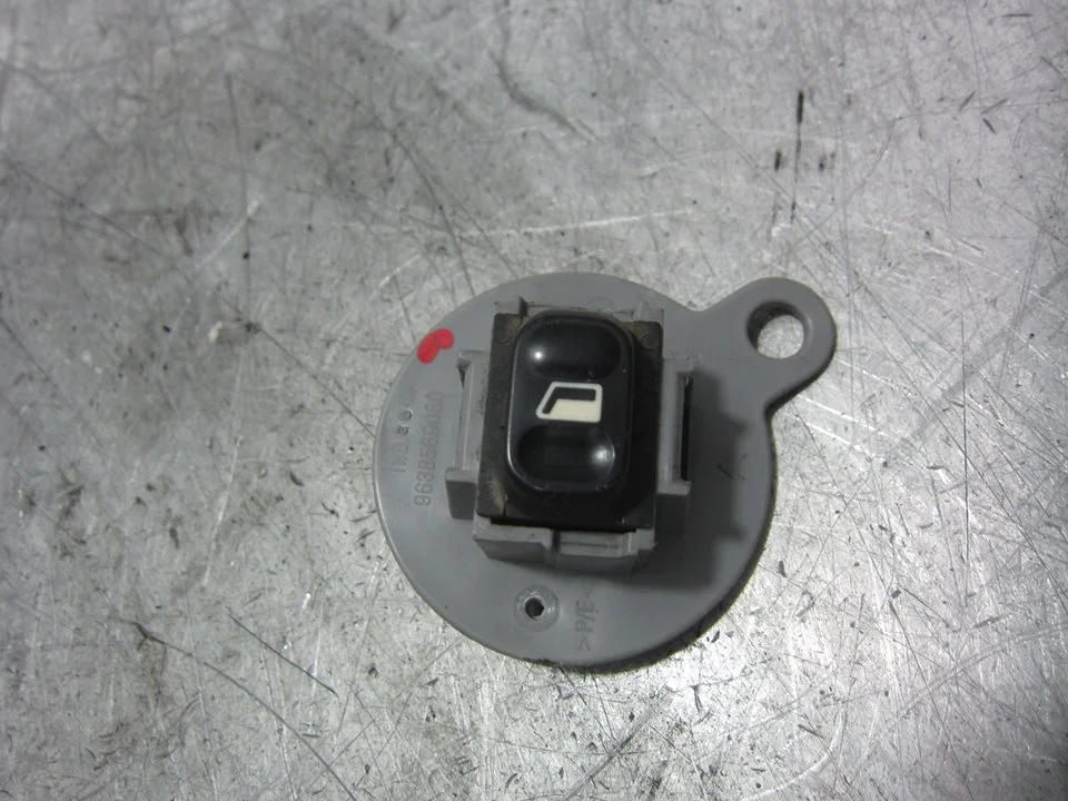 Foto de MANDO ELEVALUNAS TRASERO DERECHO CITROEN XSARA PICASSO 1.6 16V HDi (90 CV / 66 KW) referencia 9638569080