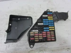 Foto de CAJA RELES / FUSIBLES SEAT IBIZA (6L1) 1.4 16V (101 CV / 74 KW) foto 4