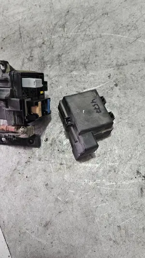 Foto de CAJA RELES / FUSIBLES RENAULT MEGANE III BERLINA 5P 1.5 dCi Diesel (106 CV / 78 KW) referencia 63595709 foto 3