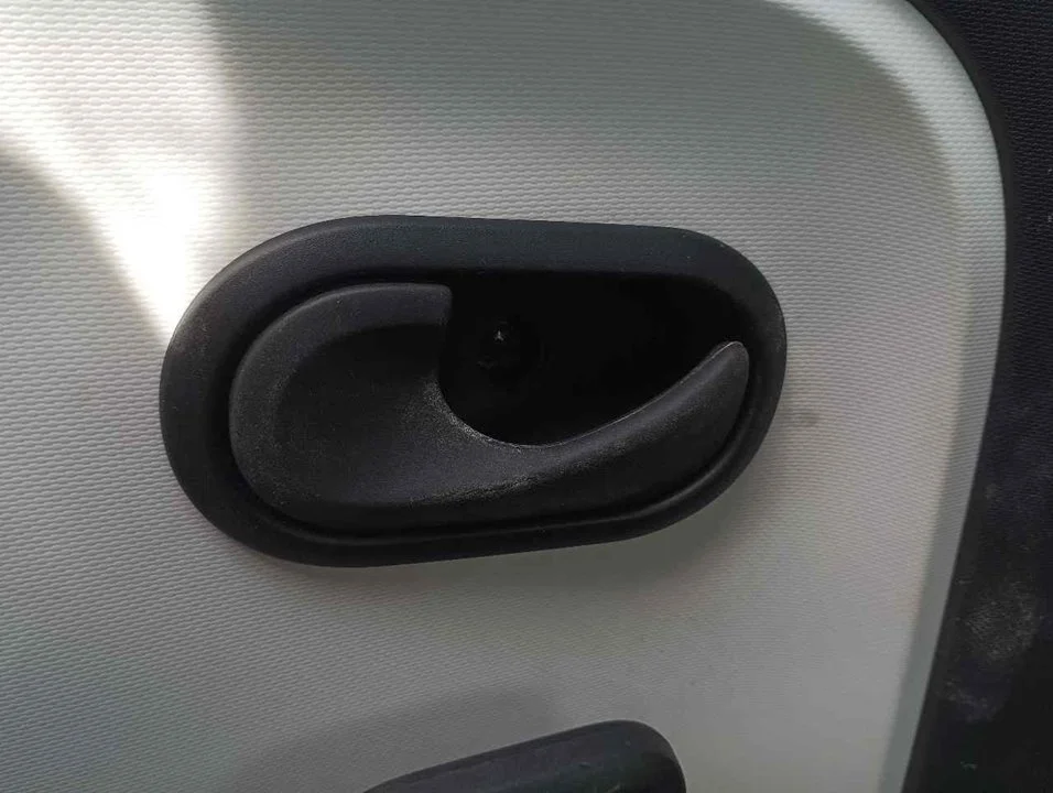 Foto de MANETA INTERIOR TRASERA IZQUIERDA RENAULT TWINGO III 1.0 SCe (71 CV / 52 KW) referencia 21030