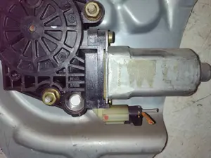 Foto de ELEVALUNAS TRASERO DERECHO PEUGEOT PARTNER (S2) 1.9 Diesel (69 CV / 51 KW) referencia 834802D052 foto 3