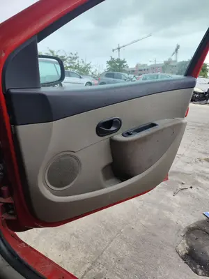 Foto de GUARNECIDO PUERTA DELANTERA DERECHA RENAULT CLIO III 1.5 dCi Diesel CAT (86 CV / 63 KW)