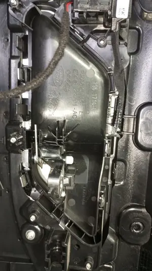 Foto de MANETA INTERIOR TRASERA IZQUIERDA JAGUAR F-PACE 3.0 V6 Diesel CAT (301 CV / 221 KW) referencia GX7322601AC foto 2