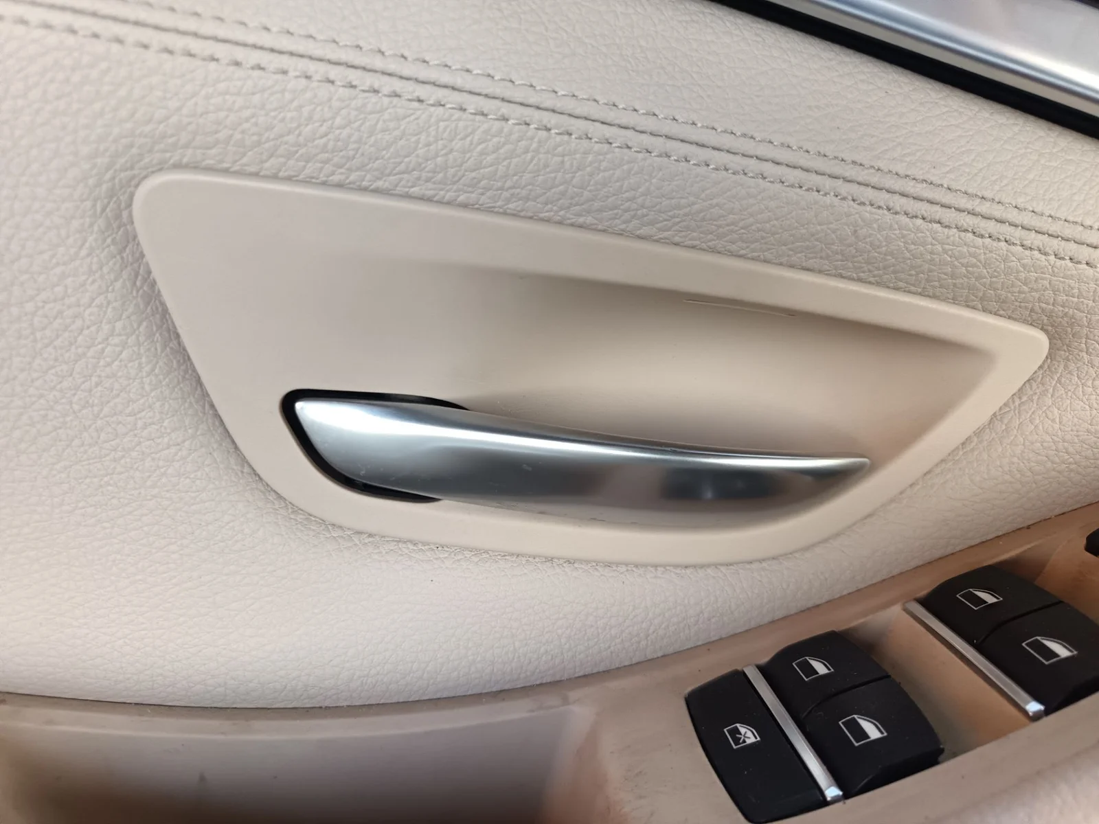 Foto de MANETA INTERIOR DELANTERA IZQUIERDA BMW SERIE 5 TOURING (F11) 2.0 Turbodiesel (218 CV / 160 KW)
