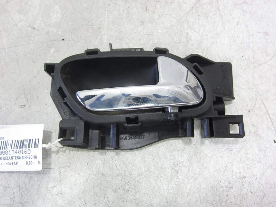 Foto de MANETA INTERIOR DELANTERA DERECHA CITROEN DS3 1.6 e-HDi FAP (92 CV / 68 KW) referencia 9683446577