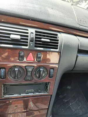 Foto de WARNING MERCEDES-BENZ CLASE E (BM 210) BERLINA 2.2 CDI CAT (143 CV / 105 KW)