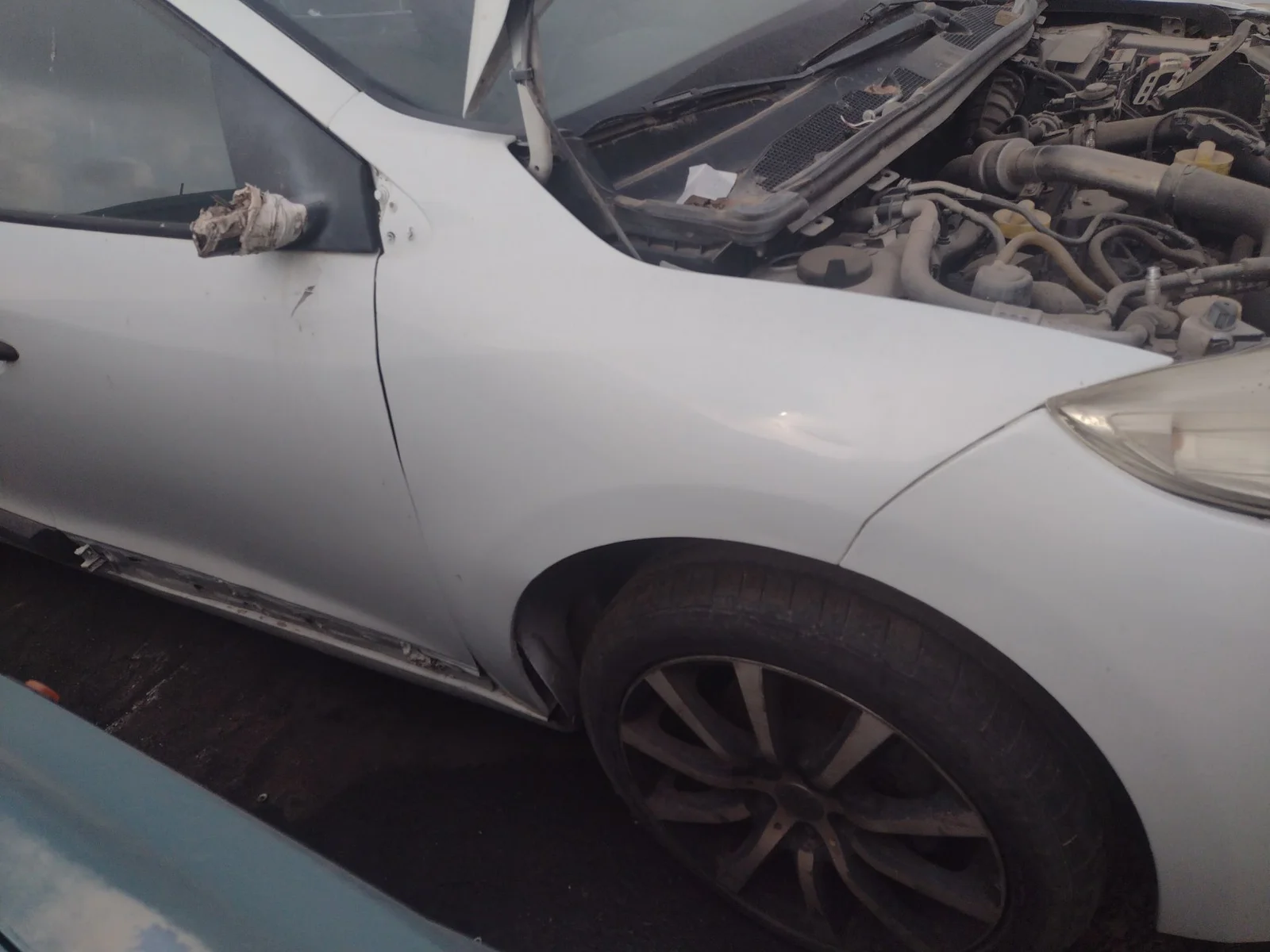 Foto de ALETA DELANTERA DERECHA RENAULT MEGANE III BERLINA 5P 1.5 dCi Diesel CAT (86 CV / 63 KW) referencia 631007490R
