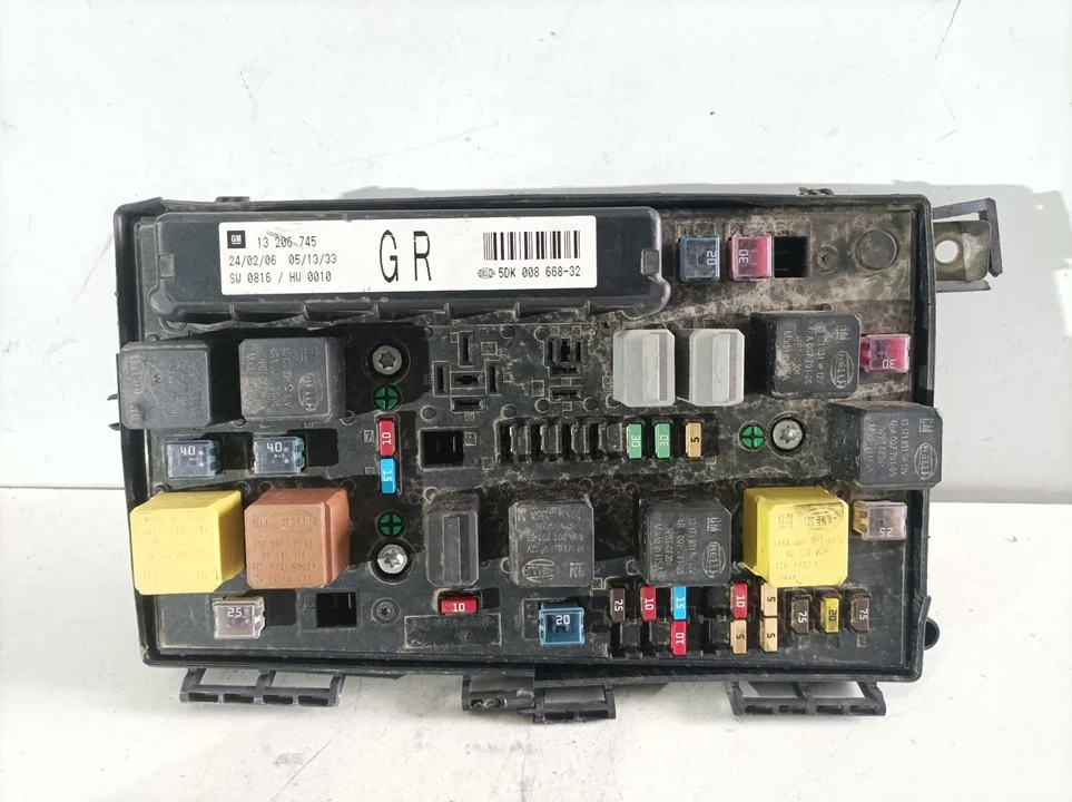 Foto de CAJA RELES / FUSIBLES OPEL ASTRA H CARAVAN 1.7 16V CDTI (101 CV / 74 KW) referencia 13206745