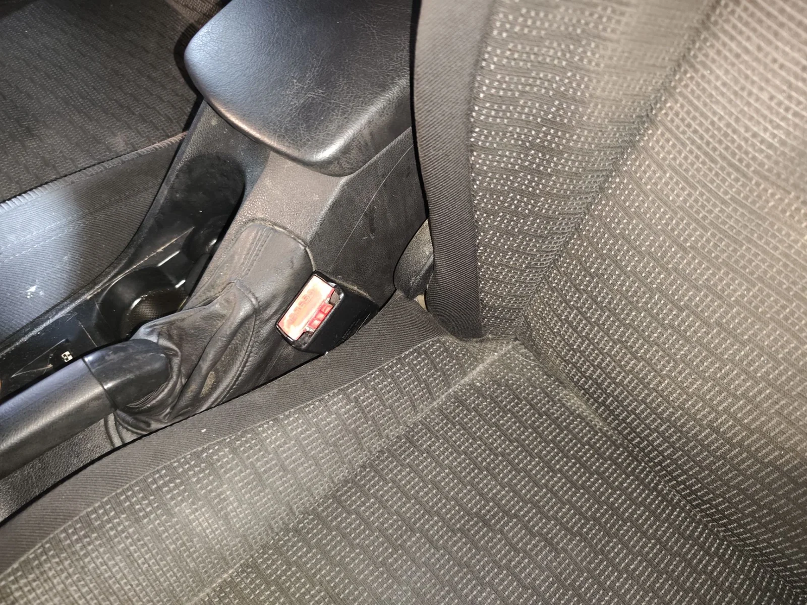Foto de ENGANCHE CINTURON DELANTERO IZQUIERDO PEUGEOT 308 SW 1.6 HDi FAP CAT (9HZ / DV6TED4) (109 CV / 80 KW) referencia 624287300A
