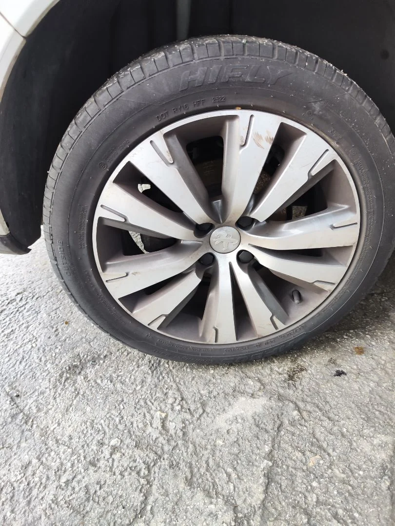 Foto de LLANTA PEUGEOT 3008 1.6 Blue-HDI FAP (120 CV / 88 KW)