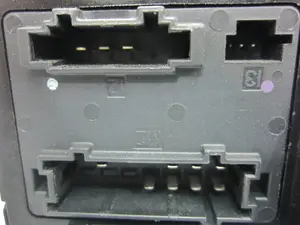 Foto de CAJA RELES / FUSIBLES MERCEDES-BENZ CLASE S (BM 220) BERLINA 5.0 V8 24V CAT (306 CV / 225 KW) referencia 2115454101 foto 3