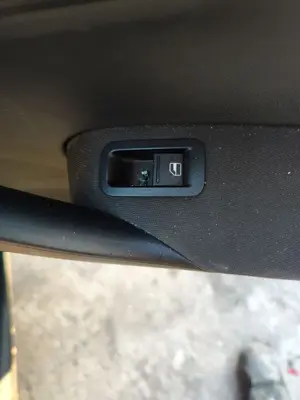 Foto de MANDO ELEVALUNAS TRASERO DERECHO VOLKSWAGEN POLO V (6R1) 1.2  (60 CV / 44 KW)