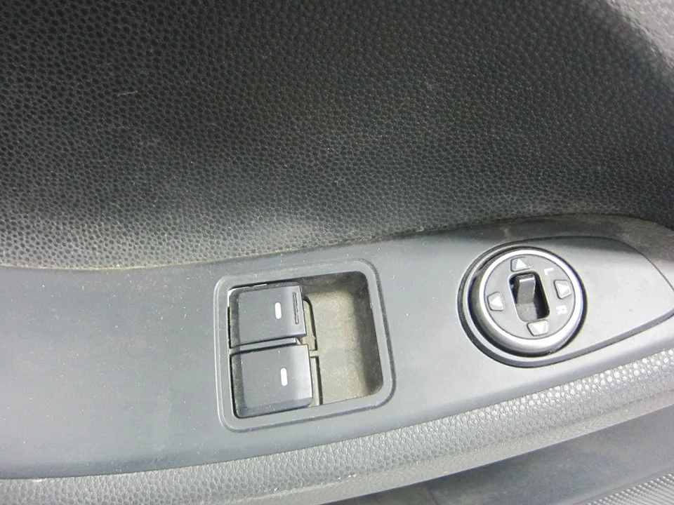 Foto de MANDO ELEVALUNAS DELANTERO IZQUIERDO HYUNDAI I20 (GB) 1.2 16V CAT (84 CV / 62 KW) referencia 93570C8041