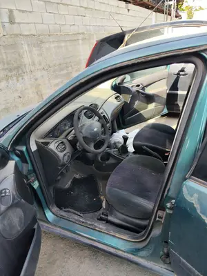 Foto de GOMAS CONTORNO PUERTA FORD FOCUS BERLINA (CAK) 1.6 16V CAT (101 CV / 74 KW)