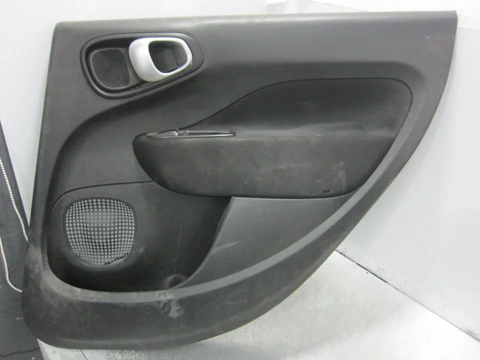 Foto de GUARNECIDO PUERTA TRASERA DERECHA FIAT 500L (330) 1.3 16V JTD CAT (84 CV / 62 KW) referencia 2298768