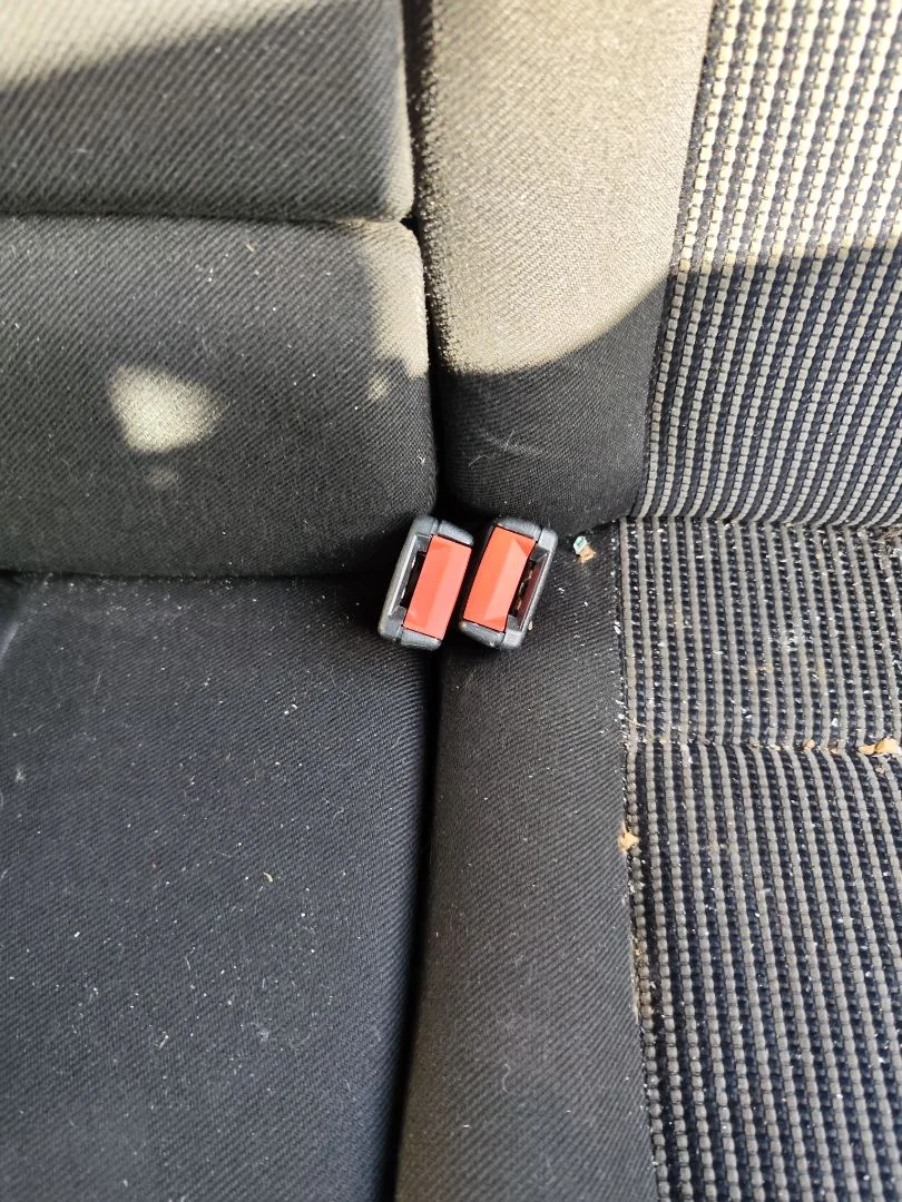 Foto de ENGANCHE CINTURON TRASERO CENTRAL VOLKSWAGEN GOLF IV BERLINA (1J1)(10.1997) 2.0 (116 CV / 85 KW)