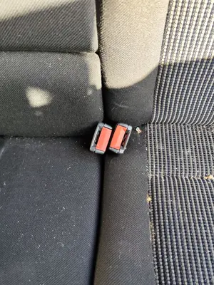 Foto de ENGANCHE CINTURON TRASERO CENTRAL VOLKSWAGEN GOLF IV BERLINA (1J1)(10.1997) 2.0  (116 CV / 85 KW)