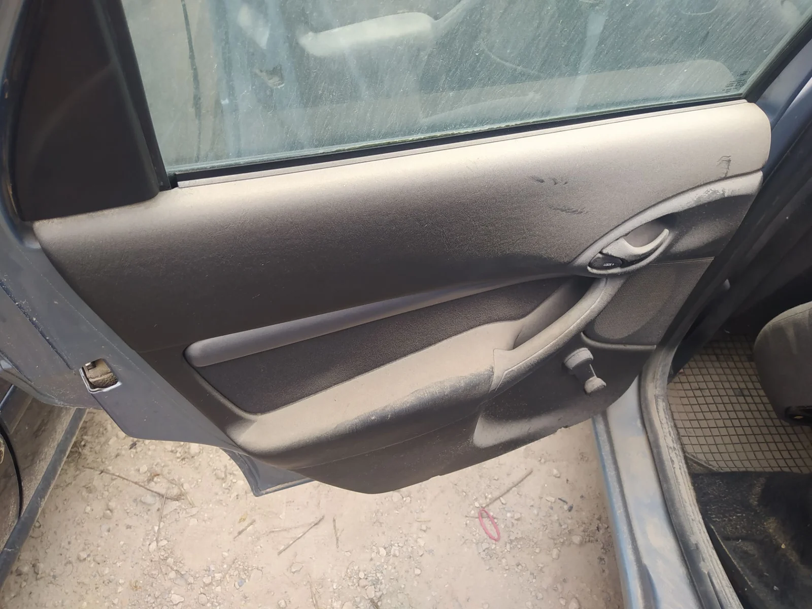 Foto de GUARNECIDO PUERTA TRASERA IZQUIERDA FORD FOCUS FAMILIAR (CAK) 1.8 16V CAT (116 CV / 85 KW) referencia 1102394