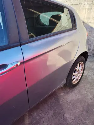 Foto de PUERTA TRASERA IZQUIERDA ALFA ROMEO 147 (190) 1.9 JTD CAT (110 CV / 81 KW)