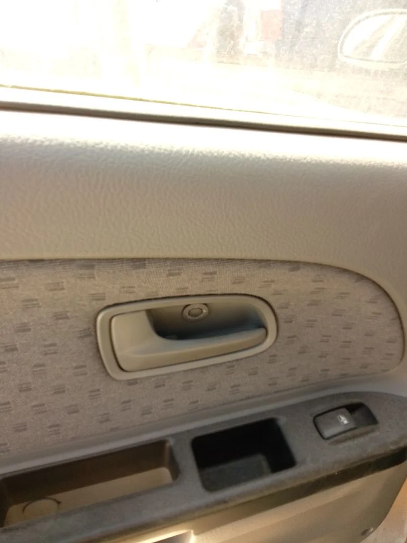 Foto de MANETA INTERIOR TRASERA IZQUIERDA KIA RIO (BC) 1.3 CAT (75 CV / 55 KW) referencia 0K30B5933008