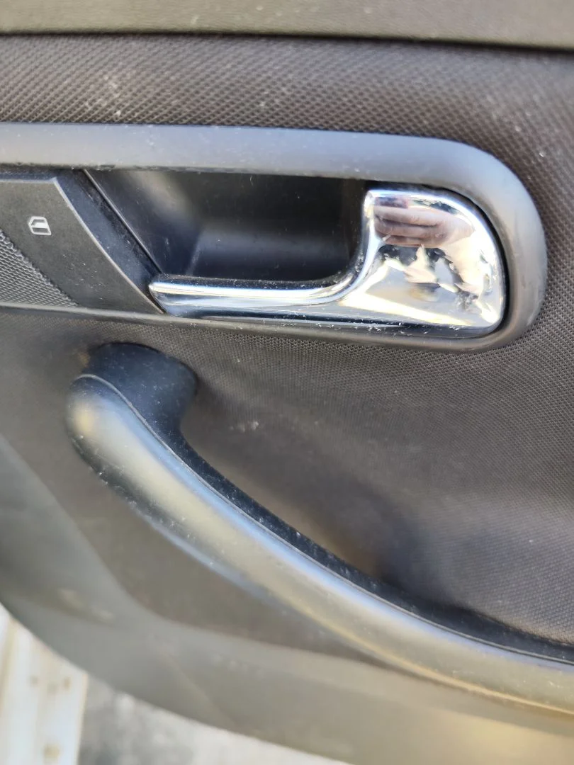 Foto de MANETA INTERIOR TRASERA DERECHA SEAT CORDOBA BERLINA (6L2) 1.9 TDI (131 CV / 96 KW) referencia 6L4839114  4X4
