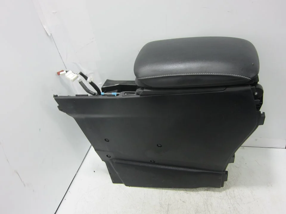 Foto de APOYABRAZOS CENTRAL LEXUS RX (GGL1/GYL1) 3.5 V6 24V CAT (249 CV / 183 KW) referencia 8217648080
