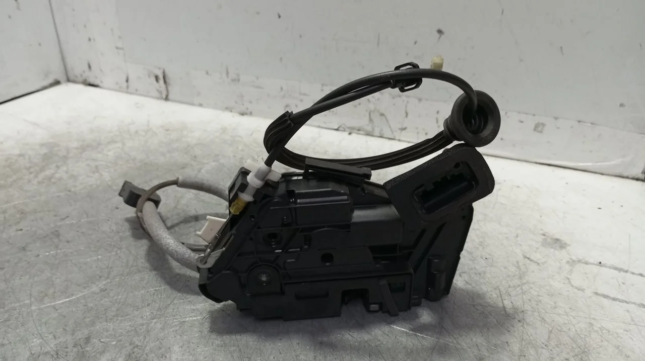 Foto de CERRADURA PUERTA DELANTERA DERECHA SEAT ALHAMBRA (710) 2.0 TDI (140 CV / 103 KW) referencia 5K1837016E