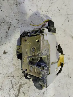 Foto de CERRADURA PUERTA DELANTERA DERECHA VOLKSWAGEN VENTO (1H2) 1.9 Diesel (64 CV / 47 KW) referencia 1H1837016L
