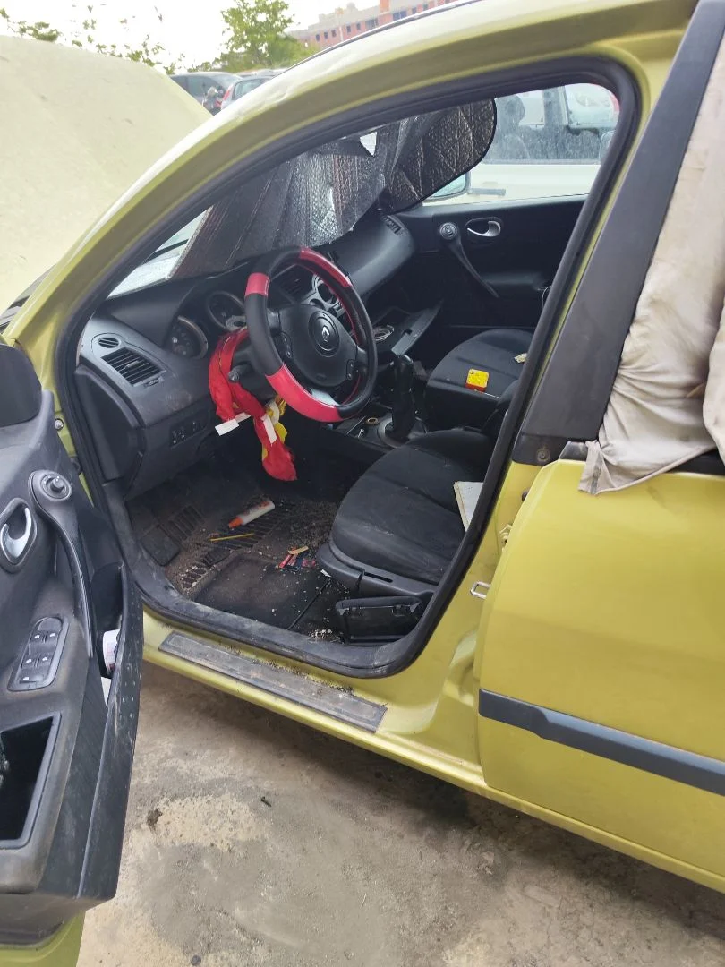 Foto de GOMAS CONTORNO PUERTA RENAULT MEGANE II BERLINA 5P 1.6 CAT (113 CV / 83 KW)