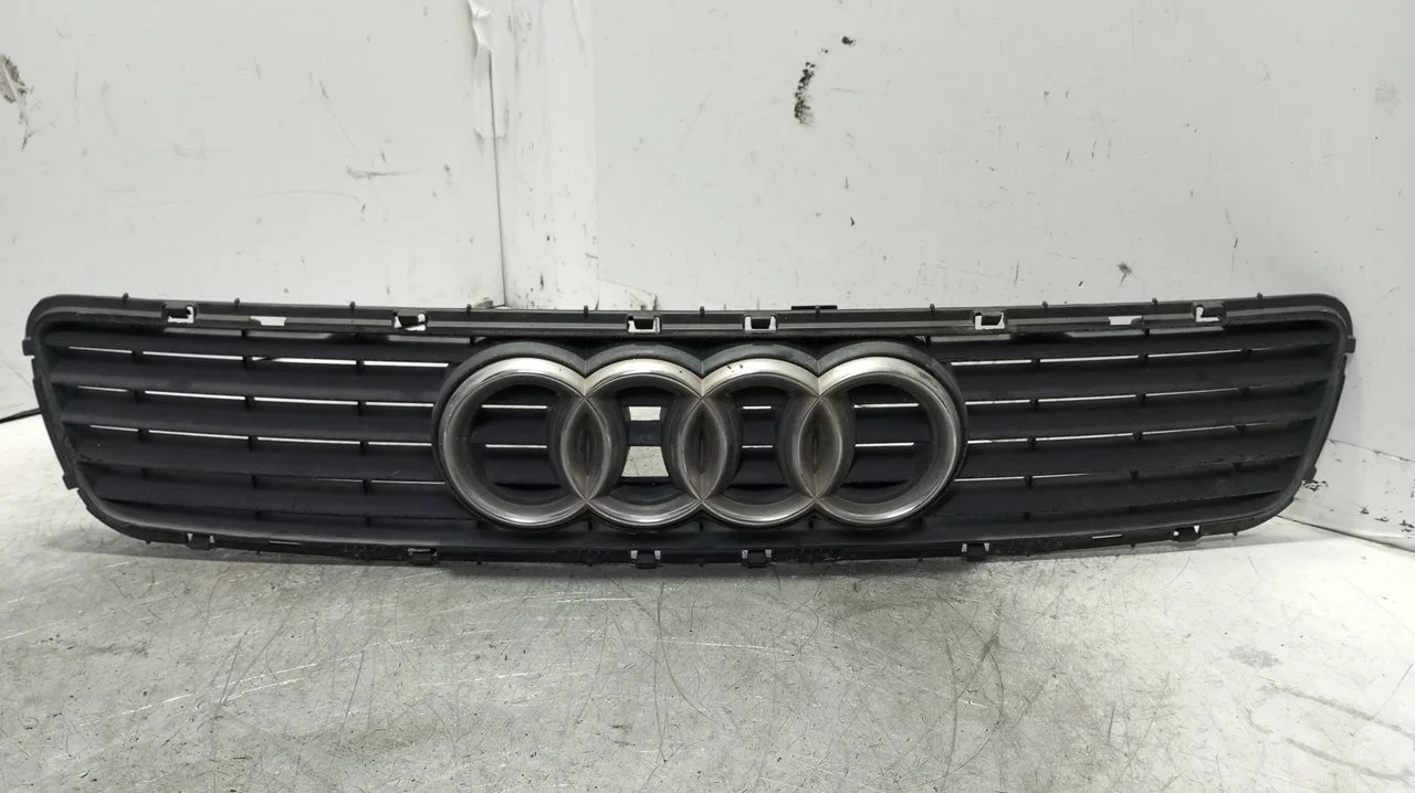 Foto de REJILLA DELANTERA AUDI A4 BERLINA (B5) 1.8 20V (125 CV / 92 KW) referencia 8D0853651J
