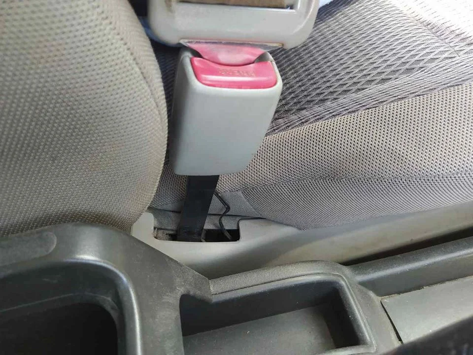 Foto de ENGANCHE CINTURON DELANTERO IZQUIERDO NISSAN X-TRAIL (T30) 2.2 16V Turbodiesel CAT (114 CV / 84 KW) referencia 868428H300